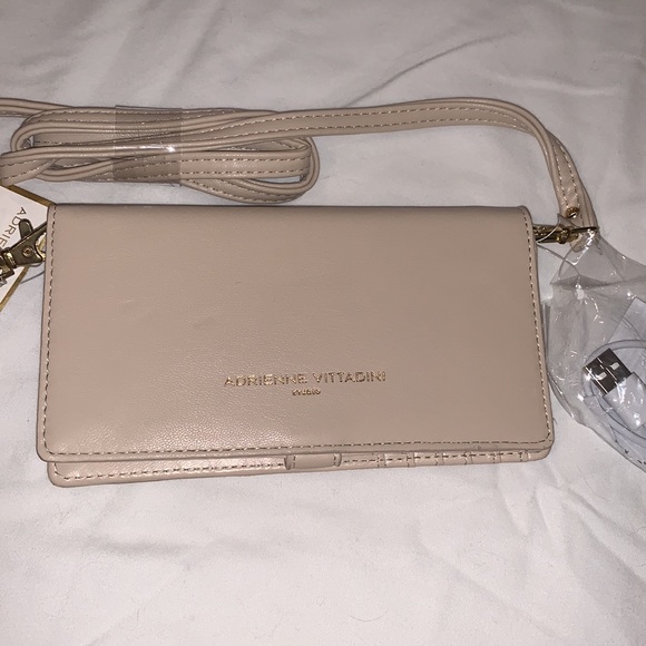 Adrienne Vittadini Charging Wallet with Detachable Strap. Never been used! - Picture 1 of 7
